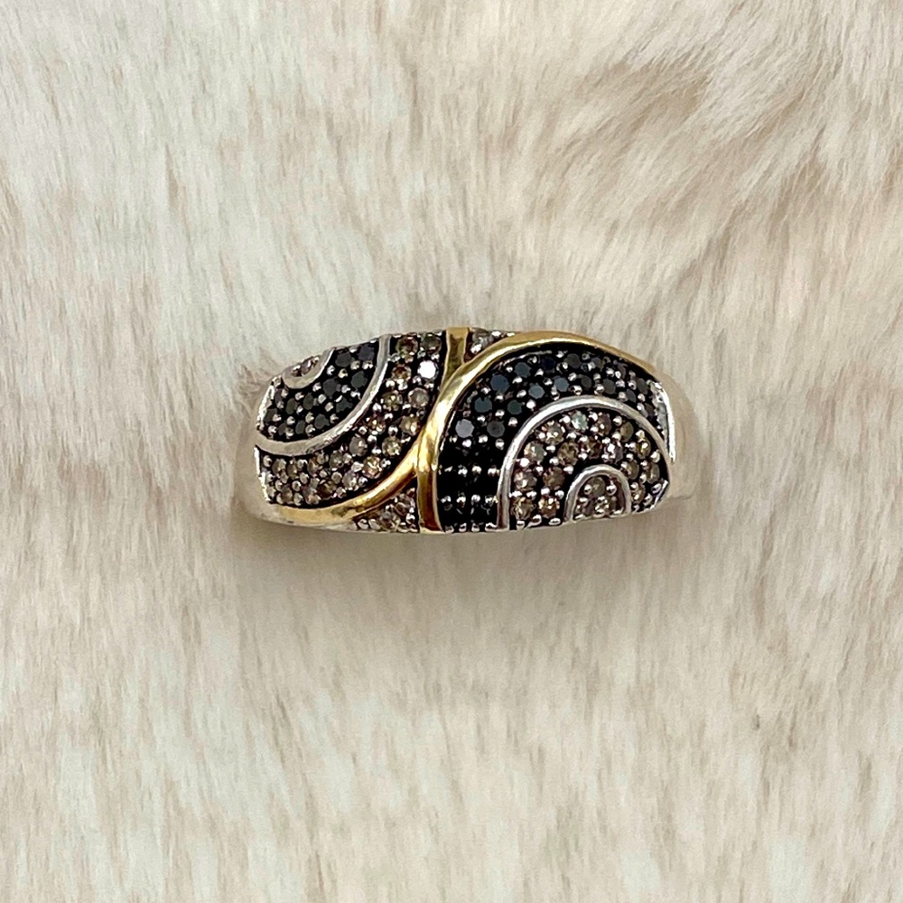 Elegant Black and Gold Women's Ring